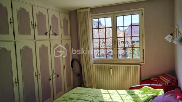 Coup de cœur pour cette jolie maison familiale avec fort potentiel à Chennevières-sur-Marne
Située dans un environnement calme et agréable, découvrez cette maison individuelle construite en 1973, édifiée sur une parcelle de 369 m² sans vis-à-vis, offrant de beaux volumes et un fort potentiel d’évolution.
👉 Élevée sur trois niveaux, elle se compose comme suit :
🔽 Sous-sol semi-enterré (env. 45 m² de garage) :
Une chambre
Atelier
Salle d’eau avec WC
Chaufferie / buanderie
Grand garage spacieux

🔼 Rez-de-chaussée surélevé :
Séjour lumineux
Cuisine indépendante
Deux chambres
Salle d’eau
WC séparés

🔝 Combles aménageables (env. 73 m²) :
Déjà partiellement préparés (sol et murs réalisés), ils offrent une belle opportunité d’aménagement supplémentaire selon vos besoins : chambres, suite parentale, espace de travail ou loisirs.
🌿 Les + :
Terrain sans vis-à-vis
Maison saine avec structure existante
Gros potentiel d’agrandissement
Idéal pour projet familial ou investissement

📍 Proche des commodités, des écoles et des axes principaux

Contactez-moi rapidement pour découvrir ce bien !!