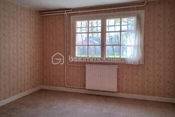 Coup de cœur pour cette jolie maison familiale avec fort potentiel à Chennevières-sur-Marne
Située dans un environnement calme et agréable, découvrez cette maison individuelle construite en 1973, édifiée sur une parcelle de 369 m² sans vis-à-vis, offrant de beaux volumes et un fort potentiel d’évolution.
👉 Élevée sur trois niveaux, elle se compose comme suit :
🔽 Sous-sol semi-enterré (env. 45 m² de garage) :
Une chambre
Atelier
Salle d’eau avec WC
Chaufferie / buanderie
Grand garage spacieux

🔼 Rez-de-chaussée surélevé :
Séjour lumineux
Cuisine indépendante
Deux chambres
Salle d’eau
WC séparés

🔝 Combles aménageables (env. 73 m²) :
Déjà partiellement préparés (sol et murs réalisés), ils offrent une belle opportunité d’aménagement supplémentaire selon vos besoins : chambres, suite parentale, espace de travail ou loisirs.
🌿 Les + :
Terrain sans vis-à-vis
Maison saine avec structure existante
Gros potentiel d’agrandissement
Idéal pour projet familial ou investissement

📍 Proche des commodités, des écoles et des axes principaux

Contactez-moi rapidement pour découvrir ce bien !!