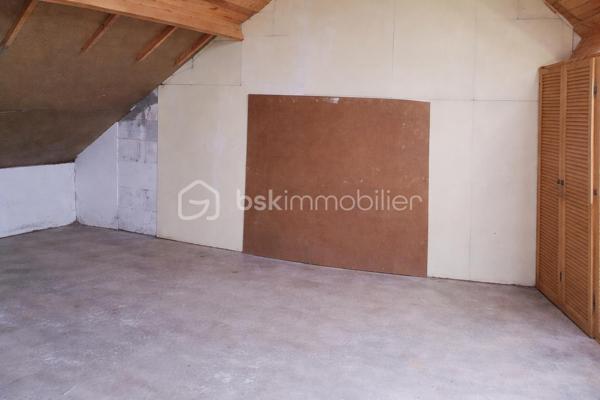 Coup de cœur pour cette jolie maison familiale avec fort potentiel à Chennevières-sur-Marne
Située dans un environnement calme et agréable, découvrez cette maison individuelle construite en 1973, édifiée sur une parcelle de 369 m² sans vis-à-vis, offrant de beaux volumes et un fort potentiel d’évolution.
👉 Élevée sur trois niveaux, elle se compose comme suit :
🔽 Sous-sol semi-enterré (env. 45 m² de garage) :
Une chambre
Atelier
Salle d’eau avec WC
Chaufferie / buanderie
Grand garage spacieux

🔼 Rez-de-chaussée surélevé :
Séjour lumineux
Cuisine indépendante
Deux chambres
Salle d’eau
WC séparés

🔝 Combles aménageables (env. 73 m²) :
Déjà partiellement préparés (sol et murs réalisés), ils offrent une belle opportunité d’aménagement supplémentaire selon vos besoins : chambres, suite parentale, espace de travail ou loisirs.
🌿 Les + :
Terrain sans vis-à-vis
Maison saine avec structure existante
Gros potentiel d’agrandissement
Idéal pour projet familial ou investissement

📍 Proche des commodités, des écoles et des axes principaux

Contactez-moi rapidement pour découvrir ce bien !!