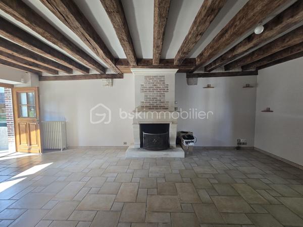 Un bien rare aux multiples possibilités !

Vous recherchez une maison de caractère offrant de beaux volumes, des prestations de qualité et un véritable potentiel d'exploitation ? Cette propriété rénovée avec soin saura répondre à tous vos projets : résidence familiale, activité de gîte ou location saisonnière au cœur de la Vallée de la Loire et de ses sites touristiques emblématiques.

La maison principale se compose d'une entrée avec rangements, d'une cuisine dinatoire aménagée et équipée, d'un salon et d'un WC indépendant.
À l'étage, un palier dessert deux spacieuses chambres lumineuses sur parquet, chacune bénéficiant de sa salle d'eau privative entièrement rénovée. Un second WC indépendant complète ce niveau.
Une vaste véranda relie harmonieusement la maison principale à une seconde habitation pleine de charme. Toiture refaite en 2025.

La seconde maison offre un magnifique salon-séjour avec cheminée, mettant en valeur tout le cachet de l'ancien, un débarras donnant accès à une superbe cave voûtée. 
A l'étage un espace pouvant accueillir un bureau ainsi qu'une belle suite parentale composée d'une chambre, d'un dressing et d'une salle d'eau.
Grâce à son accès indépendant, cette seconde habitation constitue une excellente opportunité pour développer une activité de gîte, de location courte durée ou recevoir famille et amis en toute autonomie.

À l'extérieur, vous profiterez d'un terrain clos de 3 713 m², entièrement ceinturé de murs en pierre, offrant un environnement intimiste et sécurisé. L’espace extérieur est un terrain de jeu pour les enfants grâce à sa cabane perchée, sa balançoire et une piscine hors sol. Le terrain est arboré et possède des arbres fruitiers. 

Une grande terrasse avec SPA intégré promet de beaux moments de convivialité aux beaux jours.
Un garage et une dépendance offrent un potentiel d'aménagement pour un second gîte, un atelier ou un espace professionnel, ainsi qu'une borne de recharge pour véhicule électrique viennent compléter les prestations de cette propriété.


Les atouts de ce bien :
• Double habitation avec accès indépendant.
• Idéal résidence principale avec activité touristique.
• Charme de l'ancien préservé (cheminée, cave voûtée, murs en pierre).
• Rénovation de qualité.
• Dépendance à aménager selon vos projets.
• Garage.
• Terrasse avec SPA.
• Terrain clos de 3 713 m².
• Borne de recharge pour véhicule électrique.

Un bien rare sur le marché, alliant authenticité, confort et potentiel de développement.
À découvrir sans tarder !
Pour tout renseignement complémentaire ou organiser une visite, contactez-moi au 06-36-00-54-52