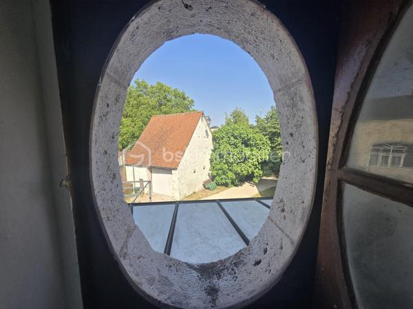 Un bien rare aux multiples possibilités !

Vous recherchez une maison de caractère offrant de beaux volumes, des prestations de qualité et un véritable potentiel d'exploitation ? Cette propriété rénovée avec soin saura répondre à tous vos projets : résidence familiale, activité de gîte ou location saisonnière au cœur de la Vallée de la Loire et de ses sites touristiques emblématiques.

La maison principale se compose d'une entrée avec rangements, d'une cuisine dinatoire aménagée et équipée, d'un salon et d'un WC indépendant.
À l'étage, un palier dessert deux spacieuses chambres lumineuses sur parquet, chacune bénéficiant de sa salle d'eau privative entièrement rénovée. Un second WC indépendant complète ce niveau.
Une vaste véranda relie harmonieusement la maison principale à une seconde habitation pleine de charme. Toiture refaite en 2025.

La seconde maison offre un magnifique salon-séjour avec cheminée, mettant en valeur tout le cachet de l'ancien, un débarras donnant accès à une superbe cave voûtée. 
A l'étage un espace pouvant accueillir un bureau ainsi qu'une belle suite parentale composée d'une chambre, d'un dressing et d'une salle d'eau.
Grâce à son accès indépendant, cette seconde habitation constitue une excellente opportunité pour développer une activité de gîte, de location courte durée ou recevoir famille et amis en toute autonomie.

À l'extérieur, vous profiterez d'un terrain clos de 3 713 m², entièrement ceinturé de murs en pierre, offrant un environnement intimiste et sécurisé. L’espace extérieur est un terrain de jeu pour les enfants grâce à sa cabane perchée, sa balançoire et une piscine hors sol. Le terrain est arboré et possède des arbres fruitiers. 

Une grande terrasse avec SPA intégré promet de beaux moments de convivialité aux beaux jours.
Un garage et une dépendance offrent un potentiel d'aménagement pour un second gîte, un atelier ou un espace professionnel, ainsi qu'une borne de recharge pour véhicule électrique viennent compléter les prestations de cette propriété.


Les atouts de ce bien :
• Double habitation avec accès indépendant.
• Idéal résidence principale avec activité touristique.
• Charme de l'ancien préservé (cheminée, cave voûtée, murs en pierre).
• Rénovation de qualité.
• Dépendance à aménager selon vos projets.
• Garage.
• Terrasse avec SPA.
• Terrain clos de 3 713 m².
• Borne de recharge pour véhicule électrique.

Un bien rare sur le marché, alliant authenticité, confort et potentiel de développement.
À découvrir sans tarder !
Pour tout renseignement complémentaire ou organiser une visite, contactez-moi au 06-36-00-54-52