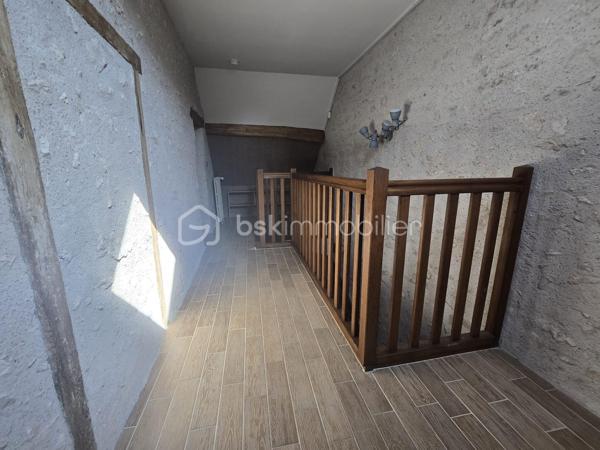 Un bien rare aux multiples possibilités !

Vous recherchez une maison de caractère offrant de beaux volumes, des prestations de qualité et un véritable potentiel d'exploitation ? Cette propriété rénovée avec soin saura répondre à tous vos projets : résidence familiale, activité de gîte ou location saisonnière au cœur de la Vallée de la Loire et de ses sites touristiques emblématiques.

La maison principale se compose d'une entrée avec rangements, d'une cuisine dinatoire aménagée et équipée, d'un salon et d'un WC indépendant.
À l'étage, un palier dessert deux spacieuses chambres lumineuses sur parquet, chacune bénéficiant de sa salle d'eau privative entièrement rénovée. Un second WC indépendant complète ce niveau.
Une vaste véranda relie harmonieusement la maison principale à une seconde habitation pleine de charme. Toiture refaite en 2025.

La seconde maison offre un magnifique salon-séjour avec cheminée, mettant en valeur tout le cachet de l'ancien, un débarras donnant accès à une superbe cave voûtée. 
A l'étage un espace pouvant accueillir un bureau ainsi qu'une belle suite parentale composée d'une chambre, d'un dressing et d'une salle d'eau.
Grâce à son accès indépendant, cette seconde habitation constitue une excellente opportunité pour développer une activité de gîte, de location courte durée ou recevoir famille et amis en toute autonomie.

À l'extérieur, vous profiterez d'un terrain clos de 3 713 m², entièrement ceinturé de murs en pierre, offrant un environnement intimiste et sécurisé. L’espace extérieur est un terrain de jeu pour les enfants grâce à sa cabane perchée, sa balançoire et une piscine hors sol. Le terrain est arboré et possède des arbres fruitiers. 

Une grande terrasse avec SPA intégré promet de beaux moments de convivialité aux beaux jours.
Un garage et une dépendance offrent un potentiel d'aménagement pour un second gîte, un atelier ou un espace professionnel, ainsi qu'une borne de recharge pour véhicule électrique viennent compléter les prestations de cette propriété.


Les atouts de ce bien :
• Double habitation avec accès indépendant.
• Idéal résidence principale avec activité touristique.
• Charme de l'ancien préservé (cheminée, cave voûtée, murs en pierre).
• Rénovation de qualité.
• Dépendance à aménager selon vos projets.
• Garage.
• Terrasse avec SPA.
• Terrain clos de 3 713 m².
• Borne de recharge pour véhicule électrique.

Un bien rare sur le marché, alliant authenticité, confort et potentiel de développement.
À découvrir sans tarder !
Pour tout renseignement complémentaire ou organiser une visite, contactez-moi au 06-36-00-54-52