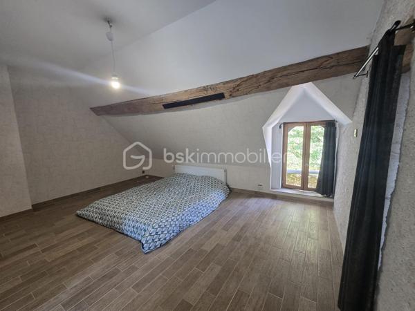 Un bien rare aux multiples possibilités !

Vous recherchez une maison de caractère offrant de beaux volumes, des prestations de qualité et un véritable potentiel d'exploitation ? Cette propriété rénovée avec soin saura répondre à tous vos projets : résidence familiale, activité de gîte ou location saisonnière au cœur de la Vallée de la Loire et de ses sites touristiques emblématiques.

La maison principale se compose d'une entrée avec rangements, d'une cuisine dinatoire aménagée et équipée, d'un salon et d'un WC indépendant.
À l'étage, un palier dessert deux spacieuses chambres lumineuses sur parquet, chacune bénéficiant de sa salle d'eau privative entièrement rénovée. Un second WC indépendant complète ce niveau.
Une vaste véranda relie harmonieusement la maison principale à une seconde habitation pleine de charme. Toiture refaite en 2025.

La seconde maison offre un magnifique salon-séjour avec cheminée, mettant en valeur tout le cachet de l'ancien, un débarras donnant accès à une superbe cave voûtée. 
A l'étage un espace pouvant accueillir un bureau ainsi qu'une belle suite parentale composée d'une chambre, d'un dressing et d'une salle d'eau.
Grâce à son accès indépendant, cette seconde habitation constitue une excellente opportunité pour développer une activité de gîte, de location courte durée ou recevoir famille et amis en toute autonomie.

À l'extérieur, vous profiterez d'un terrain clos de 3 713 m², entièrement ceinturé de murs en pierre, offrant un environnement intimiste et sécurisé. L’espace extérieur est un terrain de jeu pour les enfants grâce à sa cabane perchée, sa balançoire et une piscine hors sol. Le terrain est arboré et possède des arbres fruitiers. 

Une grande terrasse avec SPA intégré promet de beaux moments de convivialité aux beaux jours.
Un garage et une dépendance offrent un potentiel d'aménagement pour un second gîte, un atelier ou un espace professionnel, ainsi qu'une borne de recharge pour véhicule électrique viennent compléter les prestations de cette propriété.


Les atouts de ce bien :
• Double habitation avec accès indépendant.
• Idéal résidence principale avec activité touristique.
• Charme de l'ancien préservé (cheminée, cave voûtée, murs en pierre).
• Rénovation de qualité.
• Dépendance à aménager selon vos projets.
• Garage.
• Terrasse avec SPA.
• Terrain clos de 3 713 m².
• Borne de recharge pour véhicule électrique.

Un bien rare sur le marché, alliant authenticité, confort et potentiel de développement.
À découvrir sans tarder !
Pour tout renseignement complémentaire ou organiser une visite, contactez-moi au 06-36-00-54-52