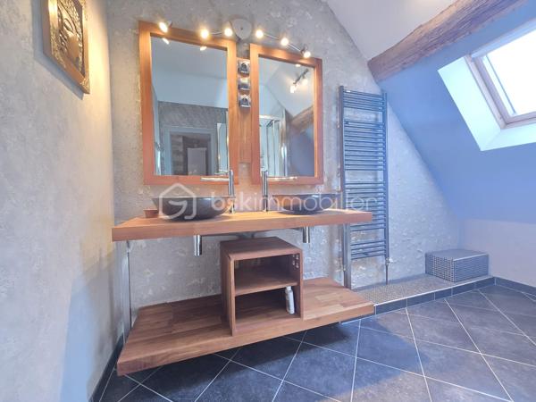 Un bien rare aux multiples possibilités !

Vous recherchez une maison de caractère offrant de beaux volumes, des prestations de qualité et un véritable potentiel d'exploitation ? Cette propriété rénovée avec soin saura répondre à tous vos projets : résidence familiale, activité de gîte ou location saisonnière au cœur de la Vallée de la Loire et de ses sites touristiques emblématiques.

La maison principale se compose d'une entrée avec rangements, d'une cuisine dinatoire aménagée et équipée, d'un salon et d'un WC indépendant.
À l'étage, un palier dessert deux spacieuses chambres lumineuses sur parquet, chacune bénéficiant de sa salle d'eau privative entièrement rénovée. Un second WC indépendant complète ce niveau.
Une vaste véranda relie harmonieusement la maison principale à une seconde habitation pleine de charme. Toiture refaite en 2025.

La seconde maison offre un magnifique salon-séjour avec cheminée, mettant en valeur tout le cachet de l'ancien, un débarras donnant accès à une superbe cave voûtée. 
A l'étage un espace pouvant accueillir un bureau ainsi qu'une belle suite parentale composée d'une chambre, d'un dressing et d'une salle d'eau.
Grâce à son accès indépendant, cette seconde habitation constitue une excellente opportunité pour développer une activité de gîte, de location courte durée ou recevoir famille et amis en toute autonomie.

À l'extérieur, vous profiterez d'un terrain clos de 3 713 m², entièrement ceinturé de murs en pierre, offrant un environnement intimiste et sécurisé. L’espace extérieur est un terrain de jeu pour les enfants grâce à sa cabane perchée, sa balançoire et une piscine hors sol. Le terrain est arboré et possède des arbres fruitiers. 

Une grande terrasse avec SPA intégré promet de beaux moments de convivialité aux beaux jours.
Un garage et une dépendance offrent un potentiel d'aménagement pour un second gîte, un atelier ou un espace professionnel, ainsi qu'une borne de recharge pour véhicule électrique viennent compléter les prestations de cette propriété.


Les atouts de ce bien :
• Double habitation avec accès indépendant.
• Idéal résidence principale avec activité touristique.
• Charme de l'ancien préservé (cheminée, cave voûtée, murs en pierre).
• Rénovation de qualité.
• Dépendance à aménager selon vos projets.
• Garage.
• Terrasse avec SPA.
• Terrain clos de 3 713 m².
• Borne de recharge pour véhicule électrique.

Un bien rare sur le marché, alliant authenticité, confort et potentiel de développement.
À découvrir sans tarder !
Pour tout renseignement complémentaire ou organiser une visite, contactez-moi au 06-36-00-54-52
