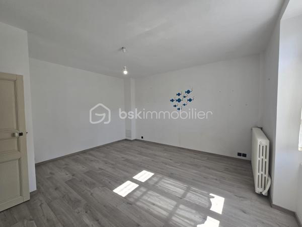 Un bien rare aux multiples possibilités !

Vous recherchez une maison de caractère offrant de beaux volumes, des prestations de qualité et un véritable potentiel d'exploitation ? Cette propriété rénovée avec soin saura répondre à tous vos projets : résidence familiale, activité de gîte ou location saisonnière au cœur de la Vallée de la Loire et de ses sites touristiques emblématiques.

La maison principale se compose d'une entrée avec rangements, d'une cuisine dinatoire aménagée et équipée, d'un salon et d'un WC indépendant.
À l'étage, un palier dessert deux spacieuses chambres lumineuses sur parquet, chacune bénéficiant de sa salle d'eau privative entièrement rénovée. Un second WC indépendant complète ce niveau.
Une vaste véranda relie harmonieusement la maison principale à une seconde habitation pleine de charme. Toiture refaite en 2025.

La seconde maison offre un magnifique salon-séjour avec cheminée, mettant en valeur tout le cachet de l'ancien, un débarras donnant accès à une superbe cave voûtée. 
A l'étage un espace pouvant accueillir un bureau ainsi qu'une belle suite parentale composée d'une chambre, d'un dressing et d'une salle d'eau.
Grâce à son accès indépendant, cette seconde habitation constitue une excellente opportunité pour développer une activité de gîte, de location courte durée ou recevoir famille et amis en toute autonomie.

À l'extérieur, vous profiterez d'un terrain clos de 3 713 m², entièrement ceinturé de murs en pierre, offrant un environnement intimiste et sécurisé. L’espace extérieur est un terrain de jeu pour les enfants grâce à sa cabane perchée, sa balançoire et une piscine hors sol. Le terrain est arboré et possède des arbres fruitiers. 

Une grande terrasse avec SPA intégré promet de beaux moments de convivialité aux beaux jours.
Un garage et une dépendance offrent un potentiel d'aménagement pour un second gîte, un atelier ou un espace professionnel, ainsi qu'une borne de recharge pour véhicule électrique viennent compléter les prestations de cette propriété.


Les atouts de ce bien :
• Double habitation avec accès indépendant.
• Idéal résidence principale avec activité touristique.
• Charme de l'ancien préservé (cheminée, cave voûtée, murs en pierre).
• Rénovation de qualité.
• Dépendance à aménager selon vos projets.
• Garage.
• Terrasse avec SPA.
• Terrain clos de 3 713 m².
• Borne de recharge pour véhicule électrique.

Un bien rare sur le marché, alliant authenticité, confort et potentiel de développement.
À découvrir sans tarder !
Pour tout renseignement complémentaire ou organiser une visite, contactez-moi au 06-36-00-54-52