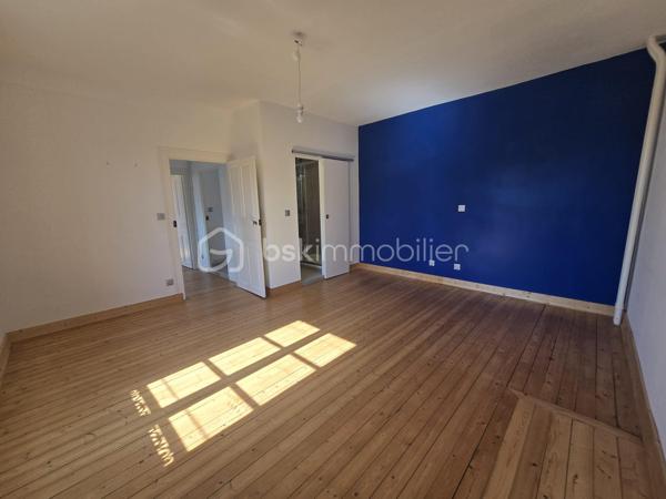 Un bien rare aux multiples possibilités !

Vous recherchez une maison de caractère offrant de beaux volumes, des prestations de qualité et un véritable potentiel d'exploitation ? Cette propriété rénovée avec soin saura répondre à tous vos projets : résidence familiale, activité de gîte ou location saisonnière au cœur de la Vallée de la Loire et de ses sites touristiques emblématiques.

La maison principale se compose d'une entrée avec rangements, d'une cuisine dinatoire aménagée et équipée, d'un salon et d'un WC indépendant.
À l'étage, un palier dessert deux spacieuses chambres lumineuses sur parquet, chacune bénéficiant de sa salle d'eau privative entièrement rénovée. Un second WC indépendant complète ce niveau.
Une vaste véranda relie harmonieusement la maison principale à une seconde habitation pleine de charme. Toiture refaite en 2025.

La seconde maison offre un magnifique salon-séjour avec cheminée, mettant en valeur tout le cachet de l'ancien, un débarras donnant accès à une superbe cave voûtée. 
A l'étage un espace pouvant accueillir un bureau ainsi qu'une belle suite parentale composée d'une chambre, d'un dressing et d'une salle d'eau.
Grâce à son accès indépendant, cette seconde habitation constitue une excellente opportunité pour développer une activité de gîte, de location courte durée ou recevoir famille et amis en toute autonomie.

À l'extérieur, vous profiterez d'un terrain clos de 3 713 m², entièrement ceinturé de murs en pierre, offrant un environnement intimiste et sécurisé. L’espace extérieur est un terrain de jeu pour les enfants grâce à sa cabane perchée, sa balançoire et une piscine hors sol. Le terrain est arboré et possède des arbres fruitiers. 

Une grande terrasse avec SPA intégré promet de beaux moments de convivialité aux beaux jours.
Un garage et une dépendance offrent un potentiel d'aménagement pour un second gîte, un atelier ou un espace professionnel, ainsi qu'une borne de recharge pour véhicule électrique viennent compléter les prestations de cette propriété.


Les atouts de ce bien :
• Double habitation avec accès indépendant.
• Idéal résidence principale avec activité touristique.
• Charme de l'ancien préservé (cheminée, cave voûtée, murs en pierre).
• Rénovation de qualité.
• Dépendance à aménager selon vos projets.
• Garage.
• Terrasse avec SPA.
• Terrain clos de 3 713 m².
• Borne de recharge pour véhicule électrique.

Un bien rare sur le marché, alliant authenticité, confort et potentiel de développement.
À découvrir sans tarder !
Pour tout renseignement complémentaire ou organiser une visite, contactez-moi au 06-36-00-54-52