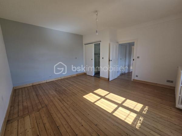 Un bien rare aux multiples possibilités !

Vous recherchez une maison de caractère offrant de beaux volumes, des prestations de qualité et un véritable potentiel d'exploitation ? Cette propriété rénovée avec soin saura répondre à tous vos projets : résidence familiale, activité de gîte ou location saisonnière au cœur de la Vallée de la Loire et de ses sites touristiques emblématiques.

La maison principale se compose d'une entrée avec rangements, d'une cuisine dinatoire aménagée et équipée, d'un salon et d'un WC indépendant.
À l'étage, un palier dessert deux spacieuses chambres lumineuses sur parquet, chacune bénéficiant de sa salle d'eau privative entièrement rénovée. Un second WC indépendant complète ce niveau.
Une vaste véranda relie harmonieusement la maison principale à une seconde habitation pleine de charme. Toiture refaite en 2025.

La seconde maison offre un magnifique salon-séjour avec cheminée, mettant en valeur tout le cachet de l'ancien, un débarras donnant accès à une superbe cave voûtée. 
A l'étage un espace pouvant accueillir un bureau ainsi qu'une belle suite parentale composée d'une chambre, d'un dressing et d'une salle d'eau.
Grâce à son accès indépendant, cette seconde habitation constitue une excellente opportunité pour développer une activité de gîte, de location courte durée ou recevoir famille et amis en toute autonomie.

À l'extérieur, vous profiterez d'un terrain clos de 3 713 m², entièrement ceinturé de murs en pierre, offrant un environnement intimiste et sécurisé. L’espace extérieur est un terrain de jeu pour les enfants grâce à sa cabane perchée, sa balançoire et une piscine hors sol. Le terrain est arboré et possède des arbres fruitiers. 

Une grande terrasse avec SPA intégré promet de beaux moments de convivialité aux beaux jours.
Un garage et une dépendance offrent un potentiel d'aménagement pour un second gîte, un atelier ou un espace professionnel, ainsi qu'une borne de recharge pour véhicule électrique viennent compléter les prestations de cette propriété.


Les atouts de ce bien :
• Double habitation avec accès indépendant.
• Idéal résidence principale avec activité touristique.
• Charme de l'ancien préservé (cheminée, cave voûtée, murs en pierre).
• Rénovation de qualité.
• Dépendance à aménager selon vos projets.
• Garage.
• Terrasse avec SPA.
• Terrain clos de 3 713 m².
• Borne de recharge pour véhicule électrique.

Un bien rare sur le marché, alliant authenticité, confort et potentiel de développement.
À découvrir sans tarder !
Pour tout renseignement complémentaire ou organiser une visite, contactez-moi au 06-36-00-54-52