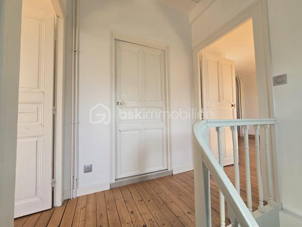 Un bien rare aux multiples possibilités !

Vous recherchez une maison de caractère offrant de beaux volumes, des prestations de qualité et un véritable potentiel d'exploitation ? Cette propriété rénovée avec soin saura répondre à tous vos projets : résidence familiale, activité de gîte ou location saisonnière au cœur de la Vallée de la Loire et de ses sites touristiques emblématiques.

La maison principale se compose d'une entrée avec rangements, d'une cuisine dinatoire aménagée et équipée, d'un salon et d'un WC indépendant.
À l'étage, un palier dessert deux spacieuses chambres lumineuses sur parquet, chacune bénéficiant de sa salle d'eau privative entièrement rénovée. Un second WC indépendant complète ce niveau.
Une vaste véranda relie harmonieusement la maison principale à une seconde habitation pleine de charme. Toiture refaite en 2025.

La seconde maison offre un magnifique salon-séjour avec cheminée, mettant en valeur tout le cachet de l'ancien, un débarras donnant accès à une superbe cave voûtée. 
A l'étage un espace pouvant accueillir un bureau ainsi qu'une belle suite parentale composée d'une chambre, d'un dressing et d'une salle d'eau.
Grâce à son accès indépendant, cette seconde habitation constitue une excellente opportunité pour développer une activité de gîte, de location courte durée ou recevoir famille et amis en toute autonomie.

À l'extérieur, vous profiterez d'un terrain clos de 3 713 m², entièrement ceinturé de murs en pierre, offrant un environnement intimiste et sécurisé. L’espace extérieur est un terrain de jeu pour les enfants grâce à sa cabane perchée, sa balançoire et une piscine hors sol. Le terrain est arboré et possède des arbres fruitiers. 

Une grande terrasse avec SPA intégré promet de beaux moments de convivialité aux beaux jours.
Un garage et une dépendance offrent un potentiel d'aménagement pour un second gîte, un atelier ou un espace professionnel, ainsi qu'une borne de recharge pour véhicule électrique viennent compléter les prestations de cette propriété.


Les atouts de ce bien :
• Double habitation avec accès indépendant.
• Idéal résidence principale avec activité touristique.
• Charme de l'ancien préservé (cheminée, cave voûtée, murs en pierre).
• Rénovation de qualité.
• Dépendance à aménager selon vos projets.
• Garage.
• Terrasse avec SPA.
• Terrain clos de 3 713 m².
• Borne de recharge pour véhicule électrique.

Un bien rare sur le marché, alliant authenticité, confort et potentiel de développement.
À découvrir sans tarder !
Pour tout renseignement complémentaire ou organiser une visite, contactez-moi au 06-36-00-54-52