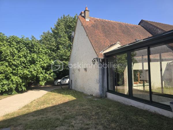 Un bien rare aux multiples possibilités !

Vous recherchez une maison de caractère offrant de beaux volumes, des prestations de qualité et un véritable potentiel d'exploitation ? Cette propriété rénovée avec soin saura répondre à tous vos projets : résidence familiale, activité de gîte ou location saisonnière au cœur de la Vallée de la Loire et de ses sites touristiques emblématiques.

La maison principale se compose d'une entrée avec rangements, d'une cuisine dinatoire aménagée et équipée, d'un salon et d'un WC indépendant.
À l'étage, un palier dessert deux spacieuses chambres lumineuses sur parquet, chacune bénéficiant de sa salle d'eau privative entièrement rénovée. Un second WC indépendant complète ce niveau.
Une vaste véranda relie harmonieusement la maison principale à une seconde habitation pleine de charme. Toiture refaite en 2025.

La seconde maison offre un magnifique salon-séjour avec cheminée, mettant en valeur tout le cachet de l'ancien, un débarras donnant accès à une superbe cave voûtée. 
A l'étage un espace pouvant accueillir un bureau ainsi qu'une belle suite parentale composée d'une chambre, d'un dressing et d'une salle d'eau.
Grâce à son accès indépendant, cette seconde habitation constitue une excellente opportunité pour développer une activité de gîte, de location courte durée ou recevoir famille et amis en toute autonomie.

À l'extérieur, vous profiterez d'un terrain clos de 3 713 m², entièrement ceinturé de murs en pierre, offrant un environnement intimiste et sécurisé. L’espace extérieur est un terrain de jeu pour les enfants grâce à sa cabane perchée, sa balançoire et une piscine hors sol. Le terrain est arboré et possède des arbres fruitiers. 

Une grande terrasse avec SPA intégré promet de beaux moments de convivialité aux beaux jours.
Un garage et une dépendance offrent un potentiel d'aménagement pour un second gîte, un atelier ou un espace professionnel, ainsi qu'une borne de recharge pour véhicule électrique viennent compléter les prestations de cette propriété.


Les atouts de ce bien :
• Double habitation avec accès indépendant.
• Idéal résidence principale avec activité touristique.
• Charme de l'ancien préservé (cheminée, cave voûtée, murs en pierre).
• Rénovation de qualité.
• Dépendance à aménager selon vos projets.
• Garage.
• Terrasse avec SPA.
• Terrain clos de 3 713 m².
• Borne de recharge pour véhicule électrique.

Un bien rare sur le marché, alliant authenticité, confort et potentiel de développement.
À découvrir sans tarder !
Pour tout renseignement complémentaire ou organiser une visite, contactez-moi au 06-36-00-54-52