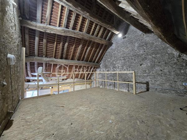 Un bien rare aux multiples possibilités !

Vous recherchez une maison de caractère offrant de beaux volumes, des prestations de qualité et un véritable potentiel d'exploitation ? Cette propriété rénovée avec soin saura répondre à tous vos projets : résidence familiale, activité de gîte ou location saisonnière au cœur de la Vallée de la Loire et de ses sites touristiques emblématiques.

La maison principale se compose d'une entrée avec rangements, d'une cuisine dinatoire aménagée et équipée, d'un salon et d'un WC indépendant.
À l'étage, un palier dessert deux spacieuses chambres lumineuses sur parquet, chacune bénéficiant de sa salle d'eau privative entièrement rénovée. Un second WC indépendant complète ce niveau.
Une vaste véranda relie harmonieusement la maison principale à une seconde habitation pleine de charme. Toiture refaite en 2025.

La seconde maison offre un magnifique salon-séjour avec cheminée, mettant en valeur tout le cachet de l'ancien, un débarras donnant accès à une superbe cave voûtée. 
A l'étage un espace pouvant accueillir un bureau ainsi qu'une belle suite parentale composée d'une chambre, d'un dressing et d'une salle d'eau.
Grâce à son accès indépendant, cette seconde habitation constitue une excellente opportunité pour développer une activité de gîte, de location courte durée ou recevoir famille et amis en toute autonomie.

À l'extérieur, vous profiterez d'un terrain clos de 3 713 m², entièrement ceinturé de murs en pierre, offrant un environnement intimiste et sécurisé. L’espace extérieur est un terrain de jeu pour les enfants grâce à sa cabane perchée, sa balançoire et une piscine hors sol. Le terrain est arboré et possède des arbres fruitiers. 

Une grande terrasse avec SPA intégré promet de beaux moments de convivialité aux beaux jours.
Un garage et une dépendance offrent un potentiel d'aménagement pour un second gîte, un atelier ou un espace professionnel, ainsi qu'une borne de recharge pour véhicule électrique viennent compléter les prestations de cette propriété.


Les atouts de ce bien :
• Double habitation avec accès indépendant.
• Idéal résidence principale avec activité touristique.
• Charme de l'ancien préservé (cheminée, cave voûtée, murs en pierre).
• Rénovation de qualité.
• Dépendance à aménager selon vos projets.
• Garage.
• Terrasse avec SPA.
• Terrain clos de 3 713 m².
• Borne de recharge pour véhicule électrique.

Un bien rare sur le marché, alliant authenticité, confort et potentiel de développement.
À découvrir sans tarder !
Pour tout renseignement complémentaire ou organiser une visite, contactez-moi au 06-36-00-54-52