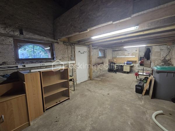 Un bien rare aux multiples possibilités !

Vous recherchez une maison de caractère offrant de beaux volumes, des prestations de qualité et un véritable potentiel d'exploitation ? Cette propriété rénovée avec soin saura répondre à tous vos projets : résidence familiale, activité de gîte ou location saisonnière au cœur de la Vallée de la Loire et de ses sites touristiques emblématiques.

La maison principale se compose d'une entrée avec rangements, d'une cuisine dinatoire aménagée et équipée, d'un salon et d'un WC indépendant.
À l'étage, un palier dessert deux spacieuses chambres lumineuses sur parquet, chacune bénéficiant de sa salle d'eau privative entièrement rénovée. Un second WC indépendant complète ce niveau.
Une vaste véranda relie harmonieusement la maison principale à une seconde habitation pleine de charme. Toiture refaite en 2025.

La seconde maison offre un magnifique salon-séjour avec cheminée, mettant en valeur tout le cachet de l'ancien, un débarras donnant accès à une superbe cave voûtée. 
A l'étage un espace pouvant accueillir un bureau ainsi qu'une belle suite parentale composée d'une chambre, d'un dressing et d'une salle d'eau.
Grâce à son accès indépendant, cette seconde habitation constitue une excellente opportunité pour développer une activité de gîte, de location courte durée ou recevoir famille et amis en toute autonomie.

À l'extérieur, vous profiterez d'un terrain clos de 3 713 m², entièrement ceinturé de murs en pierre, offrant un environnement intimiste et sécurisé. L’espace extérieur est un terrain de jeu pour les enfants grâce à sa cabane perchée, sa balançoire et une piscine hors sol. Le terrain est arboré et possède des arbres fruitiers. 

Une grande terrasse avec SPA intégré promet de beaux moments de convivialité aux beaux jours.
Un garage et une dépendance offrent un potentiel d'aménagement pour un second gîte, un atelier ou un espace professionnel, ainsi qu'une borne de recharge pour véhicule électrique viennent compléter les prestations de cette propriété.


Les atouts de ce bien :
• Double habitation avec accès indépendant.
• Idéal résidence principale avec activité touristique.
• Charme de l'ancien préservé (cheminée, cave voûtée, murs en pierre).
• Rénovation de qualité.
• Dépendance à aménager selon vos projets.
• Garage.
• Terrasse avec SPA.
• Terrain clos de 3 713 m².
• Borne de recharge pour véhicule électrique.

Un bien rare sur le marché, alliant authenticité, confort et potentiel de développement.
À découvrir sans tarder !
Pour tout renseignement complémentaire ou organiser une visite, contactez-moi au 06-36-00-54-52