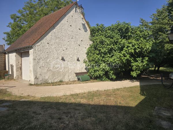Un bien rare aux multiples possibilités !

Vous recherchez une maison de caractère offrant de beaux volumes, des prestations de qualité et un véritable potentiel d'exploitation ? Cette propriété rénovée avec soin saura répondre à tous vos projets : résidence familiale, activité de gîte ou location saisonnière au cœur de la Vallée de la Loire et de ses sites touristiques emblématiques.

La maison principale se compose d'une entrée avec rangements, d'une cuisine dinatoire aménagée et équipée, d'un salon et d'un WC indépendant.
À l'étage, un palier dessert deux spacieuses chambres lumineuses sur parquet, chacune bénéficiant de sa salle d'eau privative entièrement rénovée. Un second WC indépendant complète ce niveau.
Une vaste véranda relie harmonieusement la maison principale à une seconde habitation pleine de charme. Toiture refaite en 2025.

La seconde maison offre un magnifique salon-séjour avec cheminée, mettant en valeur tout le cachet de l'ancien, un débarras donnant accès à une superbe cave voûtée. 
A l'étage un espace pouvant accueillir un bureau ainsi qu'une belle suite parentale composée d'une chambre, d'un dressing et d'une salle d'eau.
Grâce à son accès indépendant, cette seconde habitation constitue une excellente opportunité pour développer une activité de gîte, de location courte durée ou recevoir famille et amis en toute autonomie.

À l'extérieur, vous profiterez d'un terrain clos de 3 713 m², entièrement ceinturé de murs en pierre, offrant un environnement intimiste et sécurisé. L’espace extérieur est un terrain de jeu pour les enfants grâce à sa cabane perchée, sa balançoire et une piscine hors sol. Le terrain est arboré et possède des arbres fruitiers. 

Une grande terrasse avec SPA intégré promet de beaux moments de convivialité aux beaux jours.
Un garage et une dépendance offrent un potentiel d'aménagement pour un second gîte, un atelier ou un espace professionnel, ainsi qu'une borne de recharge pour véhicule électrique viennent compléter les prestations de cette propriété.


Les atouts de ce bien :
• Double habitation avec accès indépendant.
• Idéal résidence principale avec activité touristique.
• Charme de l'ancien préservé (cheminée, cave voûtée, murs en pierre).
• Rénovation de qualité.
• Dépendance à aménager selon vos projets.
• Garage.
• Terrasse avec SPA.
• Terrain clos de 3 713 m².
• Borne de recharge pour véhicule électrique.

Un bien rare sur le marché, alliant authenticité, confort et potentiel de développement.
À découvrir sans tarder !
Pour tout renseignement complémentaire ou organiser une visite, contactez-moi au 06-36-00-54-52