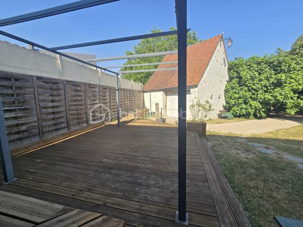 Un bien rare aux multiples possibilités !

Vous recherchez une maison de caractère offrant de beaux volumes, des prestations de qualité et un véritable potentiel d'exploitation ? Cette propriété rénovée avec soin saura répondre à tous vos projets : résidence familiale, activité de gîte ou location saisonnière au cœur de la Vallée de la Loire et de ses sites touristiques emblématiques.

La maison principale se compose d'une entrée avec rangements, d'une cuisine dinatoire aménagée et équipée, d'un salon et d'un WC indépendant.
À l'étage, un palier dessert deux spacieuses chambres lumineuses sur parquet, chacune bénéficiant de sa salle d'eau privative entièrement rénovée. Un second WC indépendant complète ce niveau.
Une vaste véranda relie harmonieusement la maison principale à une seconde habitation pleine de charme. Toiture refaite en 2025.

La seconde maison offre un magnifique salon-séjour avec cheminée, mettant en valeur tout le cachet de l'ancien, un débarras donnant accès à une superbe cave voûtée. 
A l'étage un espace pouvant accueillir un bureau ainsi qu'une belle suite parentale composée d'une chambre, d'un dressing et d'une salle d'eau.
Grâce à son accès indépendant, cette seconde habitation constitue une excellente opportunité pour développer une activité de gîte, de location courte durée ou recevoir famille et amis en toute autonomie.

À l'extérieur, vous profiterez d'un terrain clos de 3 713 m², entièrement ceinturé de murs en pierre, offrant un environnement intimiste et sécurisé. L’espace extérieur est un terrain de jeu pour les enfants grâce à sa cabane perchée, sa balançoire et une piscine hors sol. Le terrain est arboré et possède des arbres fruitiers. 

Une grande terrasse avec SPA intégré promet de beaux moments de convivialité aux beaux jours.
Un garage et une dépendance offrent un potentiel d'aménagement pour un second gîte, un atelier ou un espace professionnel, ainsi qu'une borne de recharge pour véhicule électrique viennent compléter les prestations de cette propriété.


Les atouts de ce bien :
• Double habitation avec accès indépendant.
• Idéal résidence principale avec activité touristique.
• Charme de l'ancien préservé (cheminée, cave voûtée, murs en pierre).
• Rénovation de qualité.
• Dépendance à aménager selon vos projets.
• Garage.
• Terrasse avec SPA.
• Terrain clos de 3 713 m².
• Borne de recharge pour véhicule électrique.

Un bien rare sur le marché, alliant authenticité, confort et potentiel de développement.
À découvrir sans tarder !
Pour tout renseignement complémentaire ou organiser une visite, contactez-moi au 06-36-00-54-52