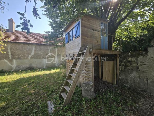 Un bien rare aux multiples possibilités !

Vous recherchez une maison de caractère offrant de beaux volumes, des prestations de qualité et un véritable potentiel d'exploitation ? Cette propriété rénovée avec soin saura répondre à tous vos projets : résidence familiale, activité de gîte ou location saisonnière au cœur de la Vallée de la Loire et de ses sites touristiques emblématiques.

La maison principale se compose d'une entrée avec rangements, d'une cuisine dinatoire aménagée et équipée, d'un salon et d'un WC indépendant.
À l'étage, un palier dessert deux spacieuses chambres lumineuses sur parquet, chacune bénéficiant de sa salle d'eau privative entièrement rénovée. Un second WC indépendant complète ce niveau.
Une vaste véranda relie harmonieusement la maison principale à une seconde habitation pleine de charme. Toiture refaite en 2025.

La seconde maison offre un magnifique salon-séjour avec cheminée, mettant en valeur tout le cachet de l'ancien, un débarras donnant accès à une superbe cave voûtée. 
A l'étage un espace pouvant accueillir un bureau ainsi qu'une belle suite parentale composée d'une chambre, d'un dressing et d'une salle d'eau.
Grâce à son accès indépendant, cette seconde habitation constitue une excellente opportunité pour développer une activité de gîte, de location courte durée ou recevoir famille et amis en toute autonomie.

À l'extérieur, vous profiterez d'un terrain clos de 3 713 m², entièrement ceinturé de murs en pierre, offrant un environnement intimiste et sécurisé. L’espace extérieur est un terrain de jeu pour les enfants grâce à sa cabane perchée, sa balançoire et une piscine hors sol. Le terrain est arboré et possède des arbres fruitiers. 

Une grande terrasse avec SPA intégré promet de beaux moments de convivialité aux beaux jours.
Un garage et une dépendance offrent un potentiel d'aménagement pour un second gîte, un atelier ou un espace professionnel, ainsi qu'une borne de recharge pour véhicule électrique viennent compléter les prestations de cette propriété.


Les atouts de ce bien :
• Double habitation avec accès indépendant.
• Idéal résidence principale avec activité touristique.
• Charme de l'ancien préservé (cheminée, cave voûtée, murs en pierre).
• Rénovation de qualité.
• Dépendance à aménager selon vos projets.
• Garage.
• Terrasse avec SPA.
• Terrain clos de 3 713 m².
• Borne de recharge pour véhicule électrique.

Un bien rare sur le marché, alliant authenticité, confort et potentiel de développement.
À découvrir sans tarder !
Pour tout renseignement complémentaire ou organiser une visite, contactez-moi au 06-36-00-54-52