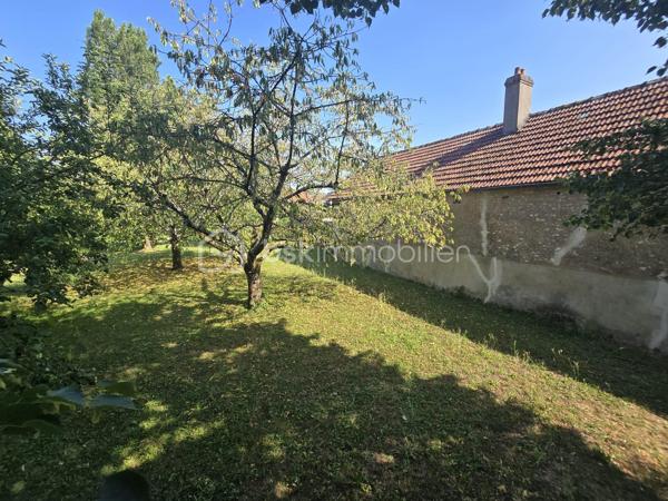 Un bien rare aux multiples possibilités !

Vous recherchez une maison de caractère offrant de beaux volumes, des prestations de qualité et un véritable potentiel d'exploitation ? Cette propriété rénovée avec soin saura répondre à tous vos projets : résidence familiale, activité de gîte ou location saisonnière au cœur de la Vallée de la Loire et de ses sites touristiques emblématiques.

La maison principale se compose d'une entrée avec rangements, d'une cuisine dinatoire aménagée et équipée, d'un salon et d'un WC indépendant.
À l'étage, un palier dessert deux spacieuses chambres lumineuses sur parquet, chacune bénéficiant de sa salle d'eau privative entièrement rénovée. Un second WC indépendant complète ce niveau.
Une vaste véranda relie harmonieusement la maison principale à une seconde habitation pleine de charme. Toiture refaite en 2025.

La seconde maison offre un magnifique salon-séjour avec cheminée, mettant en valeur tout le cachet de l'ancien, un débarras donnant accès à une superbe cave voûtée. 
A l'étage un espace pouvant accueillir un bureau ainsi qu'une belle suite parentale composée d'une chambre, d'un dressing et d'une salle d'eau.
Grâce à son accès indépendant, cette seconde habitation constitue une excellente opportunité pour développer une activité de gîte, de location courte durée ou recevoir famille et amis en toute autonomie.

À l'extérieur, vous profiterez d'un terrain clos de 3 713 m², entièrement ceinturé de murs en pierre, offrant un environnement intimiste et sécurisé. L’espace extérieur est un terrain de jeu pour les enfants grâce à sa cabane perchée, sa balançoire et une piscine hors sol. Le terrain est arboré et possède des arbres fruitiers. 

Une grande terrasse avec SPA intégré promet de beaux moments de convivialité aux beaux jours.
Un garage et une dépendance offrent un potentiel d'aménagement pour un second gîte, un atelier ou un espace professionnel, ainsi qu'une borne de recharge pour véhicule électrique viennent compléter les prestations de cette propriété.


Les atouts de ce bien :
• Double habitation avec accès indépendant.
• Idéal résidence principale avec activité touristique.
• Charme de l'ancien préservé (cheminée, cave voûtée, murs en pierre).
• Rénovation de qualité.
• Dépendance à aménager selon vos projets.
• Garage.
• Terrasse avec SPA.
• Terrain clos de 3 713 m².
• Borne de recharge pour véhicule électrique.

Un bien rare sur le marché, alliant authenticité, confort et potentiel de développement.
À découvrir sans tarder !
Pour tout renseignement complémentaire ou organiser une visite, contactez-moi au 06-36-00-54-52