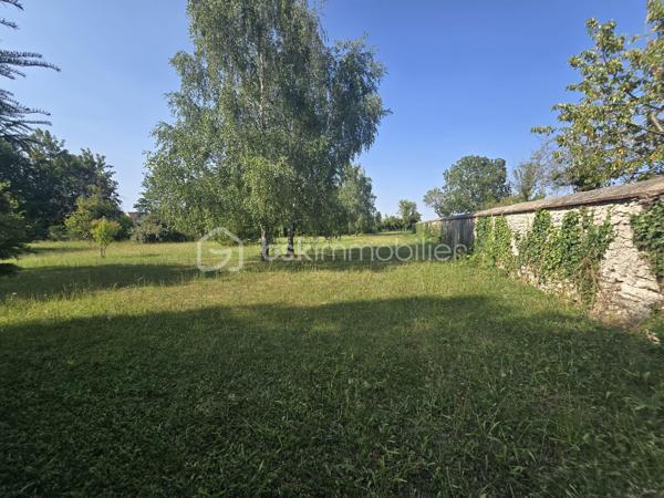 Un bien rare aux multiples possibilités !

Vous recherchez une maison de caractère offrant de beaux volumes, des prestations de qualité et un véritable potentiel d'exploitation ? Cette propriété rénovée avec soin saura répondre à tous vos projets : résidence familiale, activité de gîte ou location saisonnière au cœur de la Vallée de la Loire et de ses sites touristiques emblématiques.

La maison principale se compose d'une entrée avec rangements, d'une cuisine dinatoire aménagée et équipée, d'un salon et d'un WC indépendant.
À l'étage, un palier dessert deux spacieuses chambres lumineuses sur parquet, chacune bénéficiant de sa salle d'eau privative entièrement rénovée. Un second WC indépendant complète ce niveau.
Une vaste véranda relie harmonieusement la maison principale à une seconde habitation pleine de charme. Toiture refaite en 2025.

La seconde maison offre un magnifique salon-séjour avec cheminée, mettant en valeur tout le cachet de l'ancien, un débarras donnant accès à une superbe cave voûtée. 
A l'étage un espace pouvant accueillir un bureau ainsi qu'une belle suite parentale composée d'une chambre, d'un dressing et d'une salle d'eau.
Grâce à son accès indépendant, cette seconde habitation constitue une excellente opportunité pour développer une activité de gîte, de location courte durée ou recevoir famille et amis en toute autonomie.

À l'extérieur, vous profiterez d'un terrain clos de 3 713 m², entièrement ceinturé de murs en pierre, offrant un environnement intimiste et sécurisé. L’espace extérieur est un terrain de jeu pour les enfants grâce à sa cabane perchée, sa balançoire et une piscine hors sol. Le terrain est arboré et possède des arbres fruitiers. 

Une grande terrasse avec SPA intégré promet de beaux moments de convivialité aux beaux jours.
Un garage et une dépendance offrent un potentiel d'aménagement pour un second gîte, un atelier ou un espace professionnel, ainsi qu'une borne de recharge pour véhicule électrique viennent compléter les prestations de cette propriété.


Les atouts de ce bien :
• Double habitation avec accès indépendant.
• Idéal résidence principale avec activité touristique.
• Charme de l'ancien préservé (cheminée, cave voûtée, murs en pierre).
• Rénovation de qualité.
• Dépendance à aménager selon vos projets.
• Garage.
• Terrasse avec SPA.
• Terrain clos de 3 713 m².
• Borne de recharge pour véhicule électrique.

Un bien rare sur le marché, alliant authenticité, confort et potentiel de développement.
À découvrir sans tarder !
Pour tout renseignement complémentaire ou organiser une visite, contactez-moi au 06-36-00-54-52