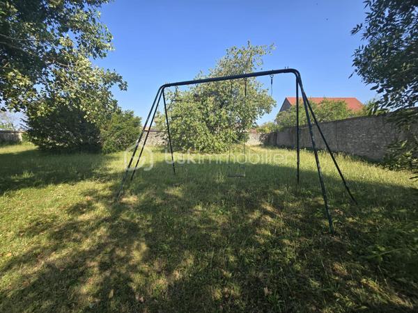 Un bien rare aux multiples possibilités !

Vous recherchez une maison de caractère offrant de beaux volumes, des prestations de qualité et un véritable potentiel d'exploitation ? Cette propriété rénovée avec soin saura répondre à tous vos projets : résidence familiale, activité de gîte ou location saisonnière au cœur de la Vallée de la Loire et de ses sites touristiques emblématiques.

La maison principale se compose d'une entrée avec rangements, d'une cuisine dinatoire aménagée et équipée, d'un salon et d'un WC indépendant.
À l'étage, un palier dessert deux spacieuses chambres lumineuses sur parquet, chacune bénéficiant de sa salle d'eau privative entièrement rénovée. Un second WC indépendant complète ce niveau.
Une vaste véranda relie harmonieusement la maison principale à une seconde habitation pleine de charme. Toiture refaite en 2025.

La seconde maison offre un magnifique salon-séjour avec cheminée, mettant en valeur tout le cachet de l'ancien, un débarras donnant accès à une superbe cave voûtée. 
A l'étage un espace pouvant accueillir un bureau ainsi qu'une belle suite parentale composée d'une chambre, d'un dressing et d'une salle d'eau.
Grâce à son accès indépendant, cette seconde habitation constitue une excellente opportunité pour développer une activité de gîte, de location courte durée ou recevoir famille et amis en toute autonomie.

À l'extérieur, vous profiterez d'un terrain clos de 3 713 m², entièrement ceinturé de murs en pierre, offrant un environnement intimiste et sécurisé. L’espace extérieur est un terrain de jeu pour les enfants grâce à sa cabane perchée, sa balançoire et une piscine hors sol. Le terrain est arboré et possède des arbres fruitiers. 

Une grande terrasse avec SPA intégré promet de beaux moments de convivialité aux beaux jours.
Un garage et une dépendance offrent un potentiel d'aménagement pour un second gîte, un atelier ou un espace professionnel, ainsi qu'une borne de recharge pour véhicule électrique viennent compléter les prestations de cette propriété.


Les atouts de ce bien :
• Double habitation avec accès indépendant.
• Idéal résidence principale avec activité touristique.
• Charme de l'ancien préservé (cheminée, cave voûtée, murs en pierre).
• Rénovation de qualité.
• Dépendance à aménager selon vos projets.
• Garage.
• Terrasse avec SPA.
• Terrain clos de 3 713 m².
• Borne de recharge pour véhicule électrique.

Un bien rare sur le marché, alliant authenticité, confort et potentiel de développement.
À découvrir sans tarder !
Pour tout renseignement complémentaire ou organiser une visite, contactez-moi au 06-36-00-54-52