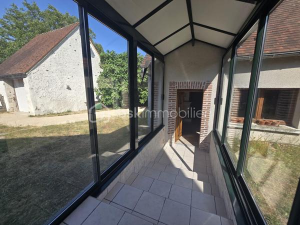 Un bien rare aux multiples possibilités !

Vous recherchez une maison de caractère offrant de beaux volumes, des prestations de qualité et un véritable potentiel d'exploitation ? Cette propriété rénovée avec soin saura répondre à tous vos projets : résidence familiale, activité de gîte ou location saisonnière au cœur de la Vallée de la Loire et de ses sites touristiques emblématiques.

La maison principale se compose d'une entrée avec rangements, d'une cuisine dinatoire aménagée et équipée, d'un salon et d'un WC indépendant.
À l'étage, un palier dessert deux spacieuses chambres lumineuses sur parquet, chacune bénéficiant de sa salle d'eau privative entièrement rénovée. Un second WC indépendant complète ce niveau.
Une vaste véranda relie harmonieusement la maison principale à une seconde habitation pleine de charme. Toiture refaite en 2025.

La seconde maison offre un magnifique salon-séjour avec cheminée, mettant en valeur tout le cachet de l'ancien, un débarras donnant accès à une superbe cave voûtée. 
A l'étage un espace pouvant accueillir un bureau ainsi qu'une belle suite parentale composée d'une chambre, d'un dressing et d'une salle d'eau.
Grâce à son accès indépendant, cette seconde habitation constitue une excellente opportunité pour développer une activité de gîte, de location courte durée ou recevoir famille et amis en toute autonomie.

À l'extérieur, vous profiterez d'un terrain clos de 3 713 m², entièrement ceinturé de murs en pierre, offrant un environnement intimiste et sécurisé. L’espace extérieur est un terrain de jeu pour les enfants grâce à sa cabane perchée, sa balançoire et une piscine hors sol. Le terrain est arboré et possède des arbres fruitiers. 

Une grande terrasse avec SPA intégré promet de beaux moments de convivialité aux beaux jours.
Un garage et une dépendance offrent un potentiel d'aménagement pour un second gîte, un atelier ou un espace professionnel, ainsi qu'une borne de recharge pour véhicule électrique viennent compléter les prestations de cette propriété.


Les atouts de ce bien :
• Double habitation avec accès indépendant.
• Idéal résidence principale avec activité touristique.
• Charme de l'ancien préservé (cheminée, cave voûtée, murs en pierre).
• Rénovation de qualité.
• Dépendance à aménager selon vos projets.
• Garage.
• Terrasse avec SPA.
• Terrain clos de 3 713 m².
• Borne de recharge pour véhicule électrique.

Un bien rare sur le marché, alliant authenticité, confort et potentiel de développement.
À découvrir sans tarder !
Pour tout renseignement complémentaire ou organiser une visite, contactez-moi au 06-36-00-54-52