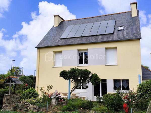 À proximité des commodités, découvrez cette agréable maison familiale de 142 m² habitables, implantée sur un terrain de 596 m².

Édifiée sur trois niveaux, elle offre un cadre de vie confortable et fonctionnel. 

L'espace de vie principal lumineux se compose d'une cuisine ouverte sur le salon-séjour agrémenté d'une cheminée avec insert bois. 
Une chambre avec dressing, une salle d'eau, un cellier et des toilettes indépendantes complètent ce niveau.

À l'étage, un palier dessert trois chambres supplémentaires ainsi qu'une seconde salle d'eau, idéal pour accueillir toute la famille.

Le rez-de-chaussée propose des espaces pratiques avec une cuisine d'été, une buanderie et un grand garage.

À l'extérieur, vous profiterez d'un jardin, d'une terrasse, d'une serre et de dépendances.

Les plus :
✔ 4 chambres
✔ Isolation thermique par l'extérieur 
✔ Toiture en ardoises naturelles
✔ Portail motorisé
✔ Panneaux photovoltaïques générant un revenu annuel
✔ Assainissement collectif conforme

Une maison entretenue offrant de beaux volumes et de nombreuses prestations, à découvrir sans tarder.
.