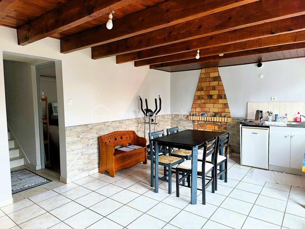 À proximité des commodités, découvrez cette agréable maison familiale de 142 m² habitables, implantée sur un terrain de 596 m².

Édifiée sur trois niveaux, elle offre un cadre de vie confortable et fonctionnel. 

L'espace de vie principal lumineux se compose d'une cuisine ouverte sur le salon-séjour agrémenté d'une cheminée avec insert bois. 
Une chambre avec dressing, une salle d'eau, un cellier et des toilettes indépendantes complètent ce niveau.

À l'étage, un palier dessert trois chambres supplémentaires ainsi qu'une seconde salle d'eau, idéal pour accueillir toute la famille.

Le rez-de-chaussée propose des espaces pratiques avec une cuisine d'été, une buanderie et un grand garage.

À l'extérieur, vous profiterez d'un jardin, d'une terrasse, d'une serre et de dépendances.

Les plus :
✔ 4 chambres
✔ Isolation thermique par l'extérieur 
✔ Toiture en ardoises naturelles
✔ Portail motorisé
✔ Panneaux photovoltaïques générant un revenu annuel
✔ Assainissement collectif conforme

Une maison entretenue offrant de beaux volumes et de nombreuses prestations, à découvrir sans tarder.
.