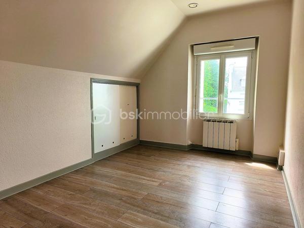 À proximité des commodités, découvrez cette agréable maison familiale de 142 m² habitables, implantée sur un terrain de 596 m².

Édifiée sur trois niveaux, elle offre un cadre de vie confortable et fonctionnel. 

L'espace de vie principal lumineux se compose d'une cuisine ouverte sur le salon-séjour agrémenté d'une cheminée avec insert bois. 
Une chambre avec dressing, une salle d'eau, un cellier et des toilettes indépendantes complètent ce niveau.

À l'étage, un palier dessert trois chambres supplémentaires ainsi qu'une seconde salle d'eau, idéal pour accueillir toute la famille.

Le rez-de-chaussée propose des espaces pratiques avec une cuisine d'été, une buanderie et un grand garage.

À l'extérieur, vous profiterez d'un jardin, d'une terrasse, d'une serre et de dépendances.

Les plus :
✔ 4 chambres
✔ Isolation thermique par l'extérieur 
✔ Toiture en ardoises naturelles
✔ Portail motorisé
✔ Panneaux photovoltaïques générant un revenu annuel
✔ Assainissement collectif conforme

Une maison entretenue offrant de beaux volumes et de nombreuses prestations, à découvrir sans tarder.
.