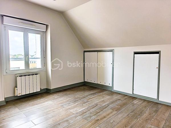 À proximité des commodités, découvrez cette agréable maison familiale de 142 m² habitables, implantée sur un terrain de 596 m².

Édifiée sur trois niveaux, elle offre un cadre de vie confortable et fonctionnel. 

L'espace de vie principal lumineux se compose d'une cuisine ouverte sur le salon-séjour agrémenté d'une cheminée avec insert bois. 
Une chambre avec dressing, une salle d'eau, un cellier et des toilettes indépendantes complètent ce niveau.

À l'étage, un palier dessert trois chambres supplémentaires ainsi qu'une seconde salle d'eau, idéal pour accueillir toute la famille.

Le rez-de-chaussée propose des espaces pratiques avec une cuisine d'été, une buanderie et un grand garage.

À l'extérieur, vous profiterez d'un jardin, d'une terrasse, d'une serre et de dépendances.

Les plus :
✔ 4 chambres
✔ Isolation thermique par l'extérieur 
✔ Toiture en ardoises naturelles
✔ Portail motorisé
✔ Panneaux photovoltaïques générant un revenu annuel
✔ Assainissement collectif conforme

Une maison entretenue offrant de beaux volumes et de nombreuses prestations, à découvrir sans tarder.
.