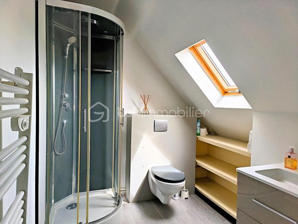 À proximité des commodités, découvrez cette agréable maison familiale de 142 m² habitables, implantée sur un terrain de 596 m².

Édifiée sur trois niveaux, elle offre un cadre de vie confortable et fonctionnel. 

L'espace de vie principal lumineux se compose d'une cuisine ouverte sur le salon-séjour agrémenté d'une cheminée avec insert bois. 
Une chambre avec dressing, une salle d'eau, un cellier et des toilettes indépendantes complètent ce niveau.

À l'étage, un palier dessert trois chambres supplémentaires ainsi qu'une seconde salle d'eau, idéal pour accueillir toute la famille.

Le rez-de-chaussée propose des espaces pratiques avec une cuisine d'été, une buanderie et un grand garage.

À l'extérieur, vous profiterez d'un jardin, d'une terrasse, d'une serre et de dépendances.

Les plus :
✔ 4 chambres
✔ Isolation thermique par l'extérieur 
✔ Toiture en ardoises naturelles
✔ Portail motorisé
✔ Panneaux photovoltaïques générant un revenu annuel
✔ Assainissement collectif conforme

Une maison entretenue offrant de beaux volumes et de nombreuses prestations, à découvrir sans tarder.
.