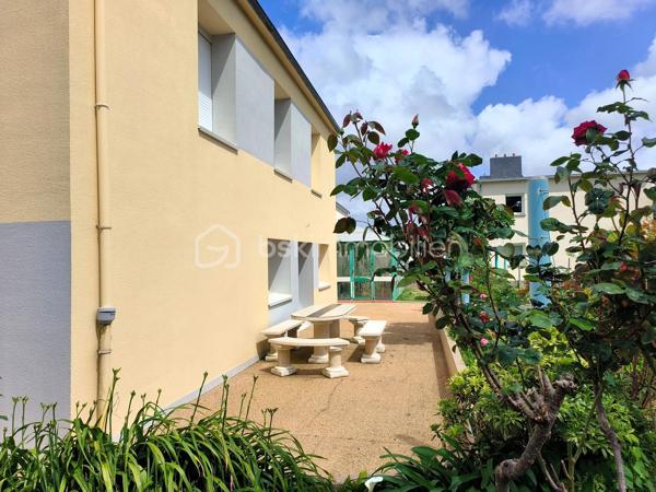 À proximité des commodités, découvrez cette agréable maison familiale de 142 m² habitables, implantée sur un terrain de 596 m².

Édifiée sur trois niveaux, elle offre un cadre de vie confortable et fonctionnel. 

L'espace de vie principal lumineux se compose d'une cuisine ouverte sur le salon-séjour agrémenté d'une cheminée avec insert bois. 
Une chambre avec dressing, une salle d'eau, un cellier et des toilettes indépendantes complètent ce niveau.

À l'étage, un palier dessert trois chambres supplémentaires ainsi qu'une seconde salle d'eau, idéal pour accueillir toute la famille.

Le rez-de-chaussée propose des espaces pratiques avec une cuisine d'été, une buanderie et un grand garage.

À l'extérieur, vous profiterez d'un jardin, d'une terrasse, d'une serre et de dépendances.

Les plus :
✔ 4 chambres
✔ Isolation thermique par l'extérieur 
✔ Toiture en ardoises naturelles
✔ Portail motorisé
✔ Panneaux photovoltaïques générant un revenu annuel
✔ Assainissement collectif conforme

Une maison entretenue offrant de beaux volumes et de nombreuses prestations, à découvrir sans tarder.
.
