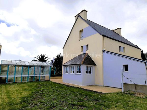 À proximité des commodités, découvrez cette agréable maison familiale de 142 m² habitables, implantée sur un terrain de 596 m².

Édifiée sur trois niveaux, elle offre un cadre de vie confortable et fonctionnel. 

L'espace de vie principal lumineux se compose d'une cuisine ouverte sur le salon-séjour agrémenté d'une cheminée avec insert bois. 
Une chambre avec dressing, une salle d'eau, un cellier et des toilettes indépendantes complètent ce niveau.

À l'étage, un palier dessert trois chambres supplémentaires ainsi qu'une seconde salle d'eau, idéal pour accueillir toute la famille.

Le rez-de-chaussée propose des espaces pratiques avec une cuisine d'été, une buanderie et un grand garage.

À l'extérieur, vous profiterez d'un jardin, d'une terrasse, d'une serre et de dépendances.

Les plus :
✔ 4 chambres
✔ Isolation thermique par l'extérieur 
✔ Toiture en ardoises naturelles
✔ Portail motorisé
✔ Panneaux photovoltaïques générant un revenu annuel
✔ Assainissement collectif conforme

Une maison entretenue offrant de beaux volumes et de nombreuses prestations, à découvrir sans tarder.
.