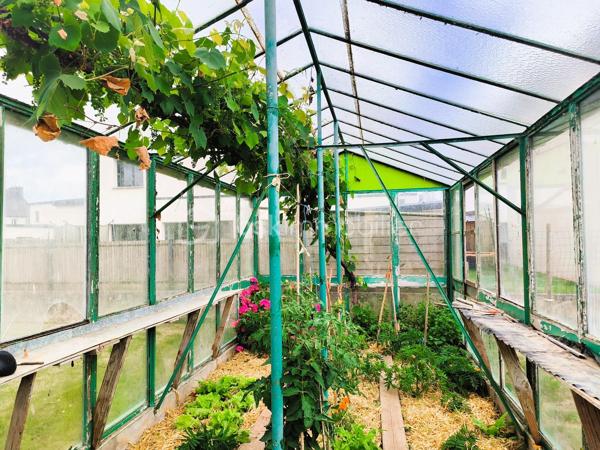 À proximité des commodités, découvrez cette agréable maison familiale de 142 m² habitables, implantée sur un terrain de 596 m².

Édifiée sur trois niveaux, elle offre un cadre de vie confortable et fonctionnel. 

L'espace de vie principal lumineux se compose d'une cuisine ouverte sur le salon-séjour agrémenté d'une cheminée avec insert bois. 
Une chambre avec dressing, une salle d'eau, un cellier et des toilettes indépendantes complètent ce niveau.

À l'étage, un palier dessert trois chambres supplémentaires ainsi qu'une seconde salle d'eau, idéal pour accueillir toute la famille.

Le rez-de-chaussée propose des espaces pratiques avec une cuisine d'été, une buanderie et un grand garage.

À l'extérieur, vous profiterez d'un jardin, d'une terrasse, d'une serre et de dépendances.

Les plus :
✔ 4 chambres
✔ Isolation thermique par l'extérieur 
✔ Toiture en ardoises naturelles
✔ Portail motorisé
✔ Panneaux photovoltaïques générant un revenu annuel
✔ Assainissement collectif conforme

Une maison entretenue offrant de beaux volumes et de nombreuses prestations, à découvrir sans tarder.
.