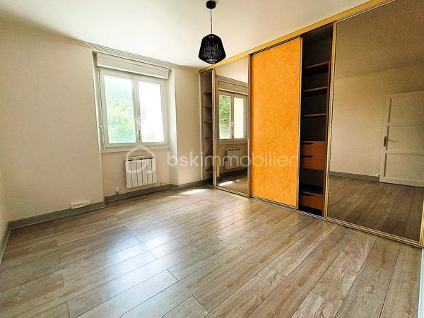 À proximité des commodités, découvrez cette agréable maison familiale de 142 m² habitables, implantée sur un terrain de 596 m².

Édifiée sur trois niveaux, elle offre un cadre de vie confortable et fonctionnel. 

L'espace de vie principal lumineux se compose d'une cuisine ouverte sur le salon-séjour agrémenté d'une cheminée avec insert bois. 
Une chambre avec dressing, une salle d'eau, un cellier et des toilettes indépendantes complètent ce niveau.

À l'étage, un palier dessert trois chambres supplémentaires ainsi qu'une seconde salle d'eau, idéal pour accueillir toute la famille.

Le rez-de-chaussée propose des espaces pratiques avec une cuisine d'été, une buanderie et un grand garage.

À l'extérieur, vous profiterez d'un jardin, d'une terrasse, d'une serre et de dépendances.

Les plus :
✔ 4 chambres
✔ Isolation thermique par l'extérieur 
✔ Toiture en ardoises naturelles
✔ Portail motorisé
✔ Panneaux photovoltaïques générant un revenu annuel
✔ Assainissement collectif conforme

Une maison entretenue offrant de beaux volumes et de nombreuses prestations, à découvrir sans tarder.
.