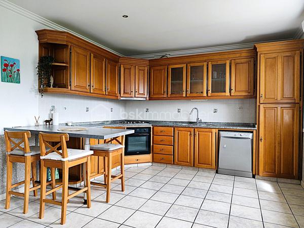 À proximité des commodités, découvrez cette agréable maison familiale de 142 m² habitables, implantée sur un terrain de 596 m².

Édifiée sur trois niveaux, elle offre un cadre de vie confortable et fonctionnel. 

L'espace de vie principal lumineux se compose d'une cuisine ouverte sur le salon-séjour agrémenté d'une cheminée avec insert bois. 
Une chambre avec dressing, une salle d'eau, un cellier et des toilettes indépendantes complètent ce niveau.

À l'étage, un palier dessert trois chambres supplémentaires ainsi qu'une seconde salle d'eau, idéal pour accueillir toute la famille.

Le rez-de-chaussée propose des espaces pratiques avec une cuisine d'été, une buanderie et un grand garage.

À l'extérieur, vous profiterez d'un jardin, d'une terrasse, d'une serre et de dépendances.

Les plus :
✔ 4 chambres
✔ Isolation thermique par l'extérieur 
✔ Toiture en ardoises naturelles
✔ Portail motorisé
✔ Panneaux photovoltaïques générant un revenu annuel
✔ Assainissement collectif conforme

Une maison entretenue offrant de beaux volumes et de nombreuses prestations, à découvrir sans tarder.
.
