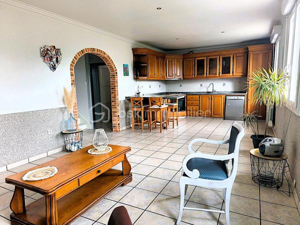 À proximité des commodités, découvrez cette agréable maison familiale de 142 m² habitables, implantée sur un terrain de 596 m².

Édifiée sur trois niveaux, elle offre un cadre de vie confortable et fonctionnel. 

L'espace de vie principal lumineux se compose d'une cuisine ouverte sur le salon-séjour agrémenté d'une cheminée avec insert bois. 
Une chambre avec dressing, une salle d'eau, un cellier et des toilettes indépendantes complètent ce niveau.

À l'étage, un palier dessert trois chambres supplémentaires ainsi qu'une seconde salle d'eau, idéal pour accueillir toute la famille.

Le rez-de-chaussée propose des espaces pratiques avec une cuisine d'été, une buanderie et un grand garage.

À l'extérieur, vous profiterez d'un jardin, d'une terrasse, d'une serre et de dépendances.

Les plus :
✔ 4 chambres
✔ Isolation thermique par l'extérieur 
✔ Toiture en ardoises naturelles
✔ Portail motorisé
✔ Panneaux photovoltaïques générant un revenu annuel
✔ Assainissement collectif conforme

Une maison entretenue offrant de beaux volumes et de nombreuses prestations, à découvrir sans tarder.
.