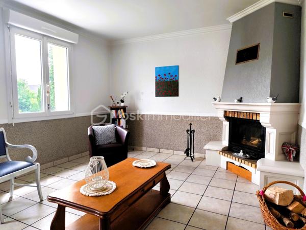 À proximité des commodités, découvrez cette agréable maison familiale de 142 m² habitables, implantée sur un terrain de 596 m².

Édifiée sur trois niveaux, elle offre un cadre de vie confortable et fonctionnel. 

L'espace de vie principal lumineux se compose d'une cuisine ouverte sur le salon-séjour agrémenté d'une cheminée avec insert bois. 
Une chambre avec dressing, une salle d'eau, un cellier et des toilettes indépendantes complètent ce niveau.

À l'étage, un palier dessert trois chambres supplémentaires ainsi qu'une seconde salle d'eau, idéal pour accueillir toute la famille.

Le rez-de-chaussée propose des espaces pratiques avec une cuisine d'été, une buanderie et un grand garage.

À l'extérieur, vous profiterez d'un jardin, d'une terrasse, d'une serre et de dépendances.

Les plus :
✔ 4 chambres
✔ Isolation thermique par l'extérieur 
✔ Toiture en ardoises naturelles
✔ Portail motorisé
✔ Panneaux photovoltaïques générant un revenu annuel
✔ Assainissement collectif conforme

Une maison entretenue offrant de beaux volumes et de nombreuses prestations, à découvrir sans tarder.
.