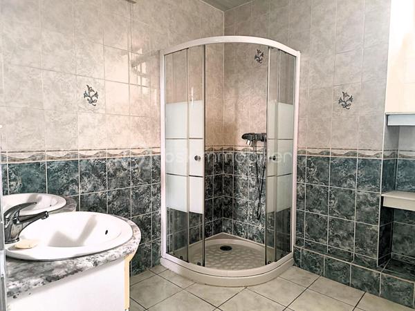 À proximité des commodités, découvrez cette agréable maison familiale de 142 m² habitables, implantée sur un terrain de 596 m².

Édifiée sur trois niveaux, elle offre un cadre de vie confortable et fonctionnel. 

L'espace de vie principal lumineux se compose d'une cuisine ouverte sur le salon-séjour agrémenté d'une cheminée avec insert bois. 
Une chambre avec dressing, une salle d'eau, un cellier et des toilettes indépendantes complètent ce niveau.

À l'étage, un palier dessert trois chambres supplémentaires ainsi qu'une seconde salle d'eau, idéal pour accueillir toute la famille.

Le rez-de-chaussée propose des espaces pratiques avec une cuisine d'été, une buanderie et un grand garage.

À l'extérieur, vous profiterez d'un jardin, d'une terrasse, d'une serre et de dépendances.

Les plus :
✔ 4 chambres
✔ Isolation thermique par l'extérieur 
✔ Toiture en ardoises naturelles
✔ Portail motorisé
✔ Panneaux photovoltaïques générant un revenu annuel
✔ Assainissement collectif conforme

Une maison entretenue offrant de beaux volumes et de nombreuses prestations, à découvrir sans tarder.
.