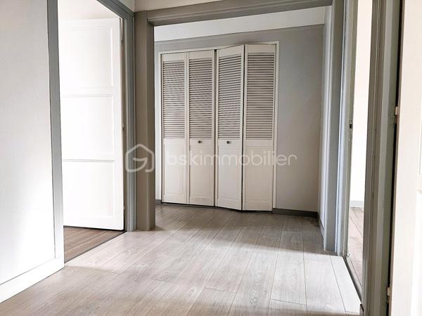 À proximité des commodités, découvrez cette agréable maison familiale de 142 m² habitables, implantée sur un terrain de 596 m².

Édifiée sur trois niveaux, elle offre un cadre de vie confortable et fonctionnel. 

L'espace de vie principal lumineux se compose d'une cuisine ouverte sur le salon-séjour agrémenté d'une cheminée avec insert bois. 
Une chambre avec dressing, une salle d'eau, un cellier et des toilettes indépendantes complètent ce niveau.

À l'étage, un palier dessert trois chambres supplémentaires ainsi qu'une seconde salle d'eau, idéal pour accueillir toute la famille.

Le rez-de-chaussée propose des espaces pratiques avec une cuisine d'été, une buanderie et un grand garage.

À l'extérieur, vous profiterez d'un jardin, d'une terrasse, d'une serre et de dépendances.

Les plus :
✔ 4 chambres
✔ Isolation thermique par l'extérieur 
✔ Toiture en ardoises naturelles
✔ Portail motorisé
✔ Panneaux photovoltaïques générant un revenu annuel
✔ Assainissement collectif conforme

Une maison entretenue offrant de beaux volumes et de nombreuses prestations, à découvrir sans tarder.
.