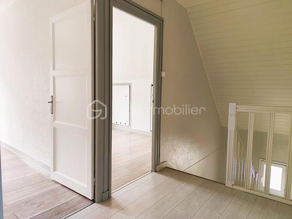 À proximité des commodités, découvrez cette agréable maison familiale de 142 m² habitables, implantée sur un terrain de 596 m².

Édifiée sur trois niveaux, elle offre un cadre de vie confortable et fonctionnel. 

L'espace de vie principal lumineux se compose d'une cuisine ouverte sur le salon-séjour agrémenté d'une cheminée avec insert bois. 
Une chambre avec dressing, une salle d'eau, un cellier et des toilettes indépendantes complètent ce niveau.

À l'étage, un palier dessert trois chambres supplémentaires ainsi qu'une seconde salle d'eau, idéal pour accueillir toute la famille.

Le rez-de-chaussée propose des espaces pratiques avec une cuisine d'été, une buanderie et un grand garage.

À l'extérieur, vous profiterez d'un jardin, d'une terrasse, d'une serre et de dépendances.

Les plus :
✔ 4 chambres
✔ Isolation thermique par l'extérieur 
✔ Toiture en ardoises naturelles
✔ Portail motorisé
✔ Panneaux photovoltaïques générant un revenu annuel
✔ Assainissement collectif conforme

Une maison entretenue offrant de beaux volumes et de nombreuses prestations, à découvrir sans tarder.
.