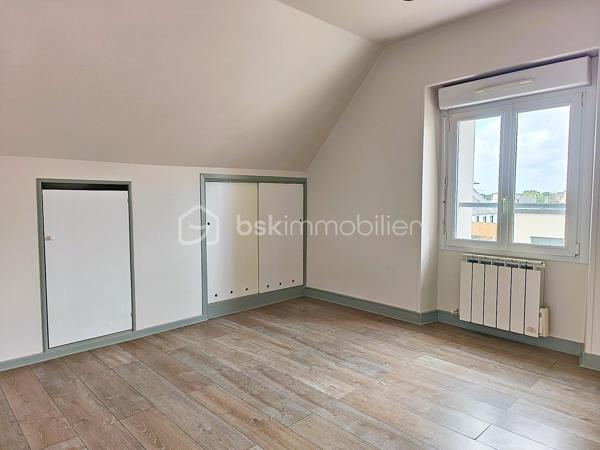 À proximité des commodités, découvrez cette agréable maison familiale de 142 m² habitables, implantée sur un terrain de 596 m².

Édifiée sur trois niveaux, elle offre un cadre de vie confortable et fonctionnel. 

L'espace de vie principal lumineux se compose d'une cuisine ouverte sur le salon-séjour agrémenté d'une cheminée avec insert bois. 
Une chambre avec dressing, une salle d'eau, un cellier et des toilettes indépendantes complètent ce niveau.

À l'étage, un palier dessert trois chambres supplémentaires ainsi qu'une seconde salle d'eau, idéal pour accueillir toute la famille.

Le rez-de-chaussée propose des espaces pratiques avec une cuisine d'été, une buanderie et un grand garage.

À l'extérieur, vous profiterez d'un jardin, d'une terrasse, d'une serre et de dépendances.

Les plus :
✔ 4 chambres
✔ Isolation thermique par l'extérieur 
✔ Toiture en ardoises naturelles
✔ Portail motorisé
✔ Panneaux photovoltaïques générant un revenu annuel
✔ Assainissement collectif conforme

Une maison entretenue offrant de beaux volumes et de nombreuses prestations, à découvrir sans tarder.
.