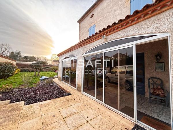 Au cœur de Tonneins, découvrez une demeure de 1850 pleine de charme, où le cachet de l’ancien rencontre le confort moderne, avec piscine et jardin au calme absolu.