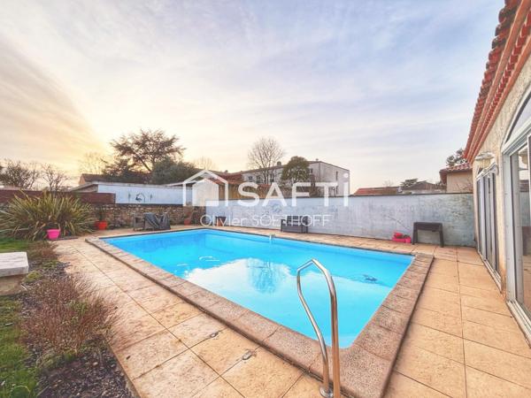 Au cœur de Tonneins, découvrez une demeure de 1850 pleine de charme, où le cachet de l’ancien rencontre le confort moderne, avec piscine et jardin au calme absolu.