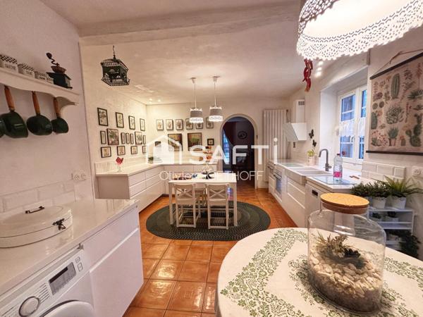 Au cœur de Tonneins, découvrez une demeure de 1850 pleine de charme, où le cachet de l’ancien rencontre le confort moderne, avec piscine et jardin au calme absolu.