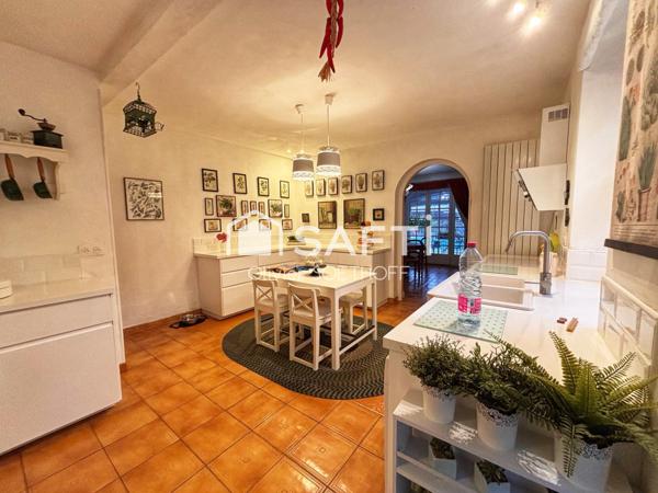 Au cœur de Tonneins, découvrez une demeure de 1850 pleine de charme, où le cachet de l’ancien rencontre le confort moderne, avec piscine et jardin au calme absolu.