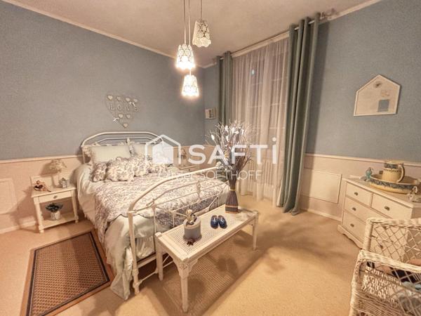 Au cœur de Tonneins, découvrez une demeure de 1850 pleine de charme, où le cachet de l’ancien rencontre le confort moderne, avec piscine et jardin au calme absolu.