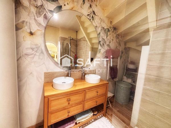 Au cœur de Tonneins, découvrez une demeure de 1850 pleine de charme, où le cachet de l’ancien rencontre le confort moderne, avec piscine et jardin au calme absolu.