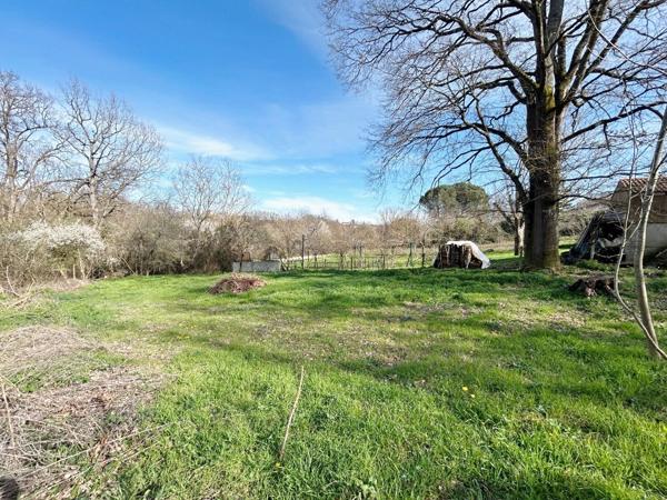 Terrain Daux 1822 m² au calme en bordure de bois