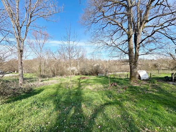 Terrain Daux 1822 m² au calme en bordure de bois