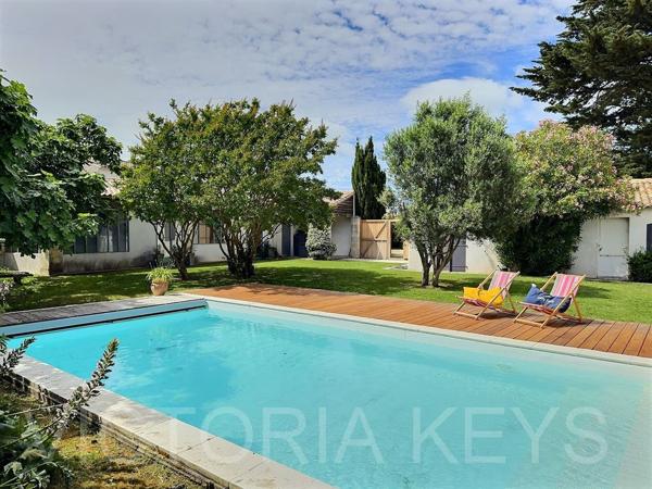 Chai rénové à vendre au Bois-Plage-en-Ré – 275 m², piscine chauffée