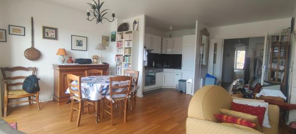 2P spacieux au dernier étage, balcons, vue dégagée