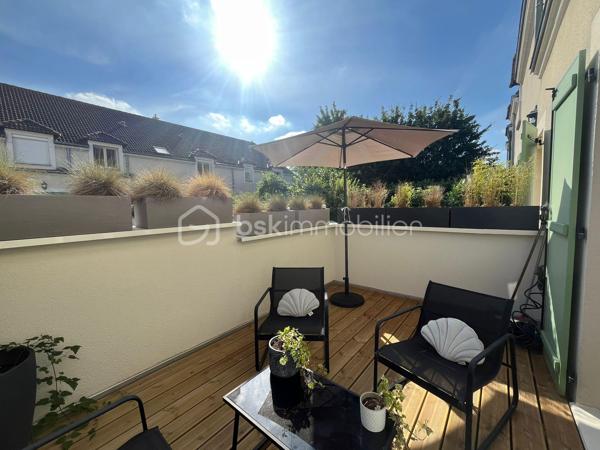 Lomme - Entre Maison des enfants et Mitterie   
EXCLUSIVITÉ ! COUP DE CŒUR !   
Dans une petite copropriété au calme et sécurisée, laissez vous séduire par ce superbe appartement rénové en duplex de 63,59m2, il vous offre une entrée, une cuisine équipée, un salon/séjour lumineux, un wc séparé. A l’étage, deux chambres avec rangements et une salle de bains. Pour parfaire ce bien, une grande terrasse ensoleillée exposée plein Sud et sans vis à vis, un garage et une cave.  A visiter rapidement !