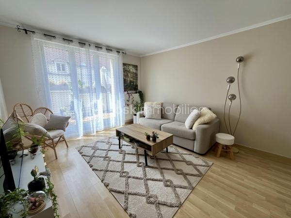 Lomme - Entre Maison des enfants et Mitterie   
EXCLUSIVITÉ ! COUP DE CŒUR !   
Dans une petite copropriété au calme et sécurisée, laissez vous séduire par ce superbe appartement rénové en duplex de 63,59m2, il vous offre une entrée, une cuisine équipée, un salon/séjour lumineux, un wc séparé. A l’étage, deux chambres avec rangements et une salle de bains. Pour parfaire ce bien, une grande terrasse ensoleillée exposée plein Sud et sans vis à vis, un garage et une cave.  A visiter rapidement !